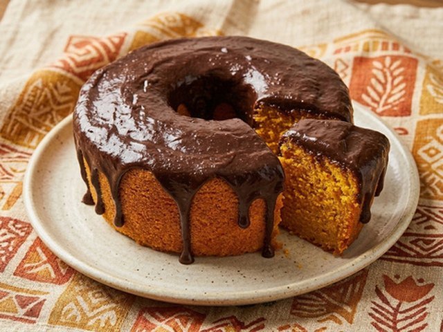 Bolo cremoso de cenoura com cobertura de chocolate, feito com a mistura Monterica