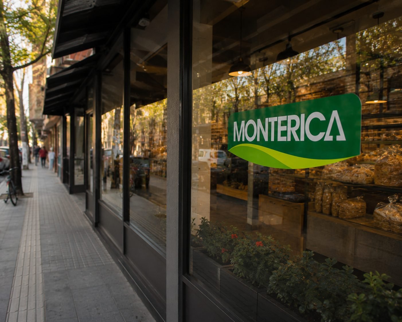 Fachada de estabelecimento com adesivo Monterica na vitrine