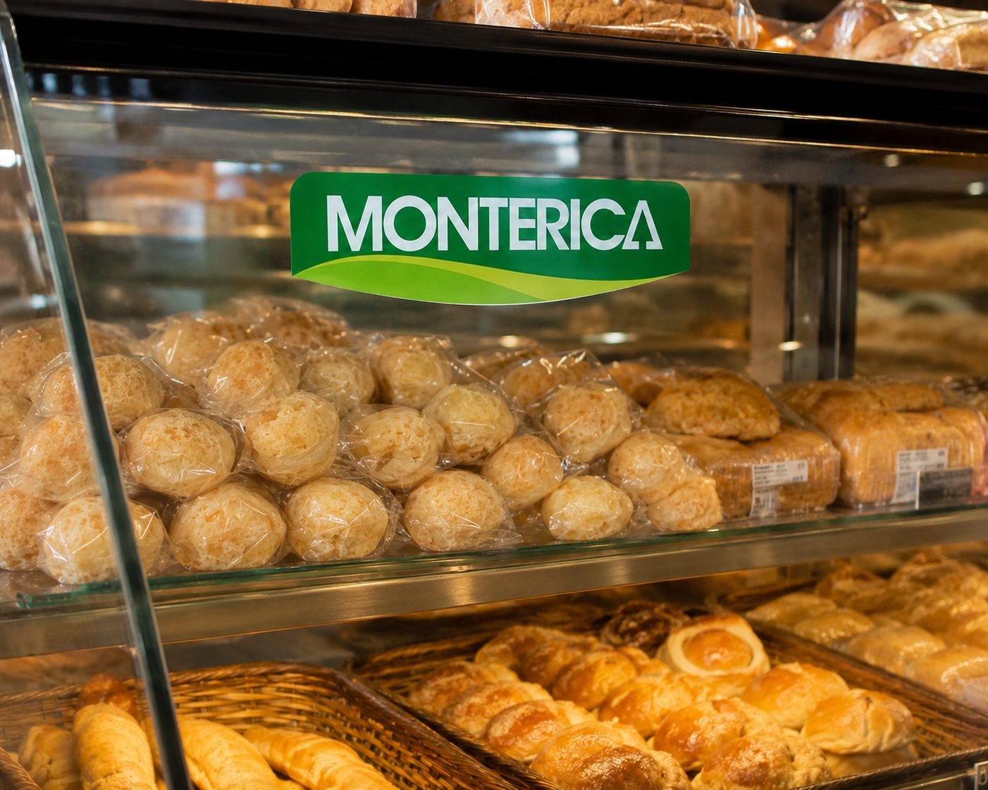 Pão de queijo Monterica na vitrine refrigerada do ponto de venda